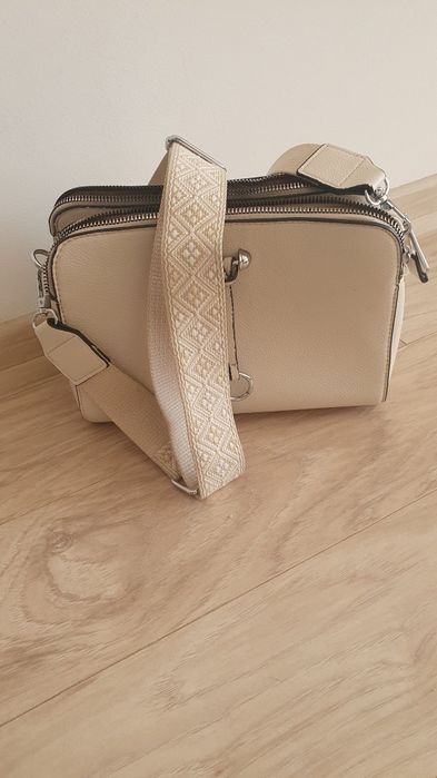 Дамска чанта с дълга дръжка