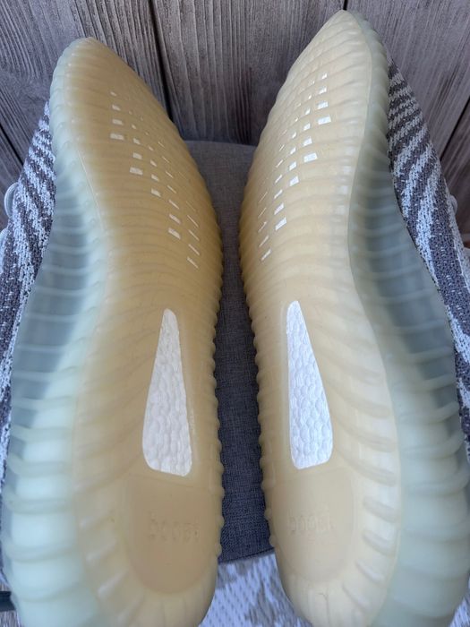Yeezy boost 350 v2 blue tint
