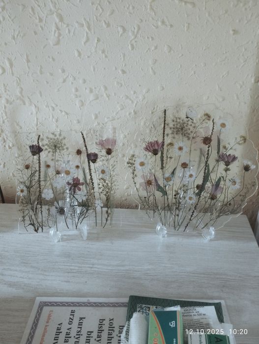 Панно картина из настоящих цветов и эпоксидной смолы с сухоцветами