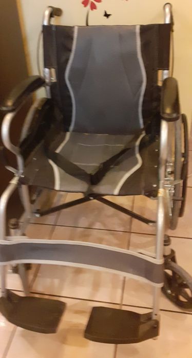 Vând cărucior cu rotile