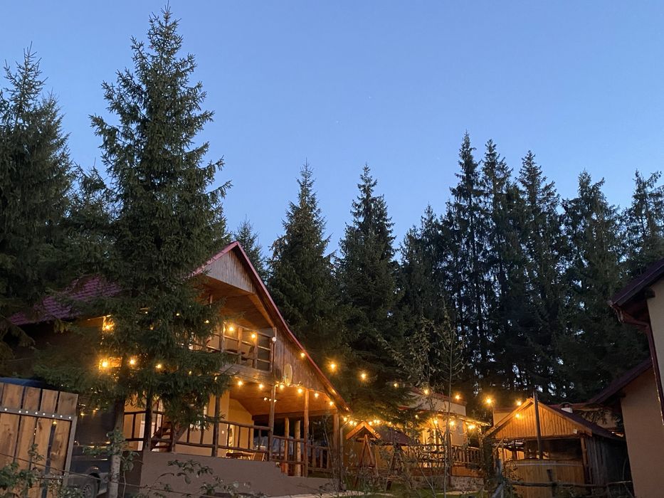 Inchiriez cabane cu ciubar pentru 12 persoane