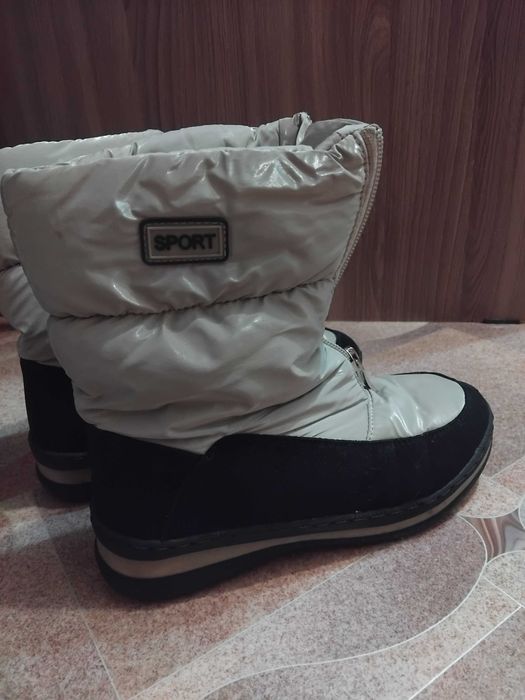 Продам зимнюю обувь на девочку