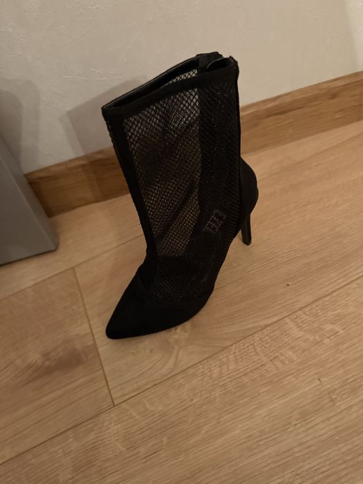 Елегантни дамски боти на ток