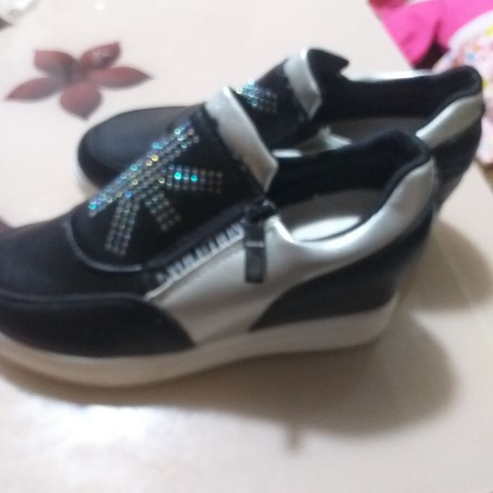 Vând pantofi sport damă