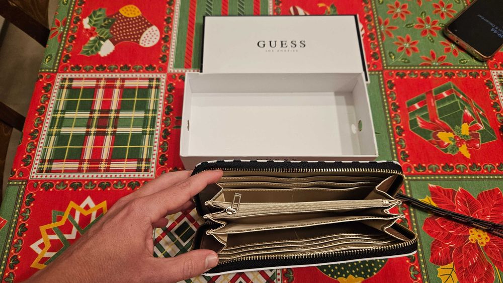 Дамски кожен портфейл Guess