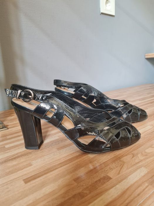 продается обувь женская