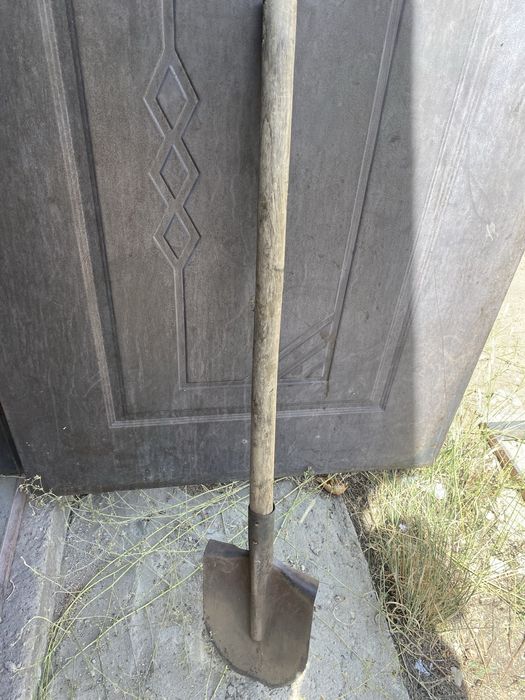 Продам лопаты и топор