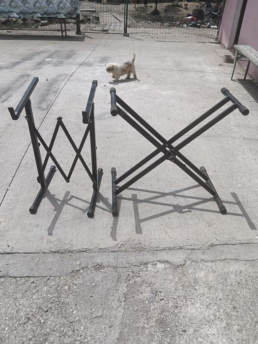 Vând stative de orgă sau mixer