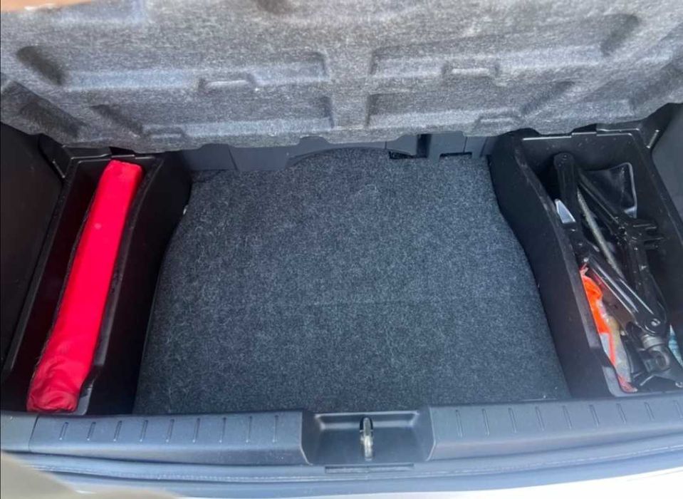 Кора  етаж над резервната гума за Тойота Ярис/Toyota Yaris 2006--2011