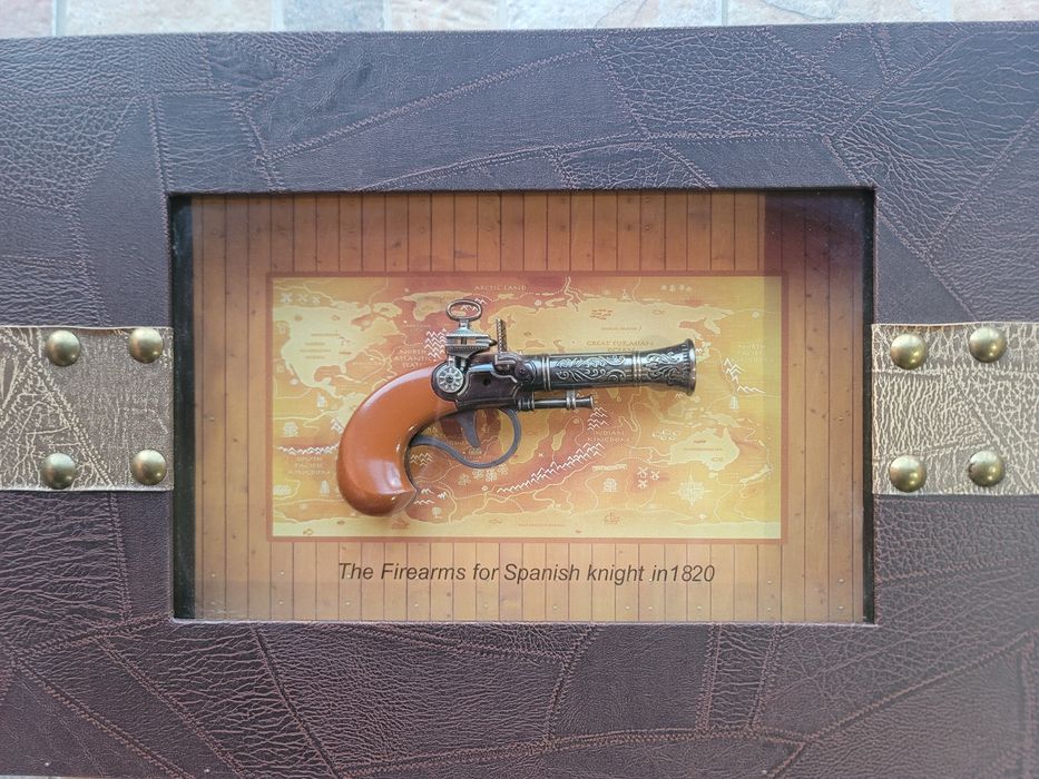 Tablou tip panoplie cu pistol decorativ