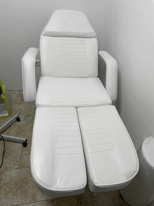 Стол за педикюр A 210C - черен/бял