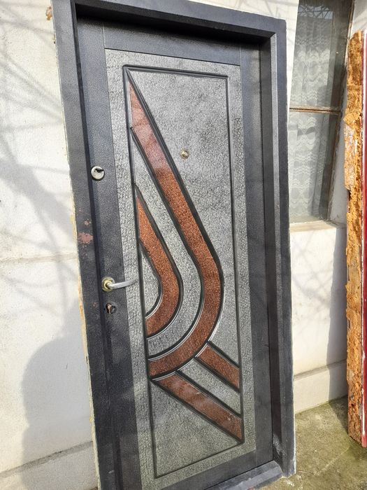 Usa metalica de apartament