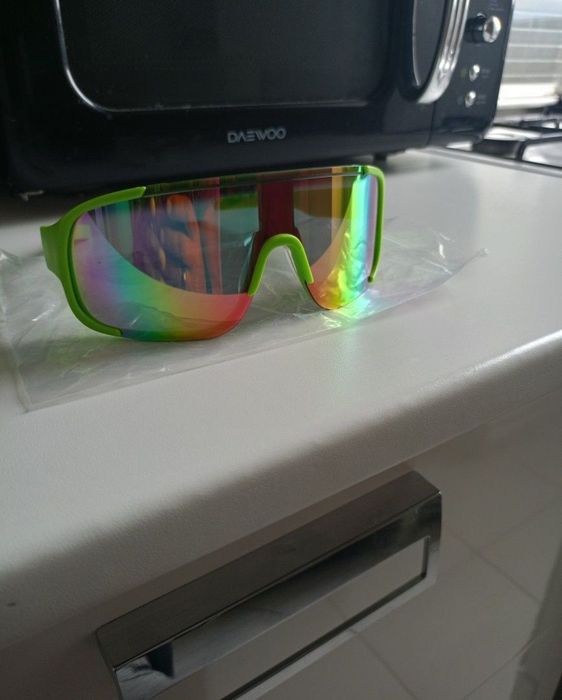 Vând ochelari de soare model deosebit produs de calitate superioara.