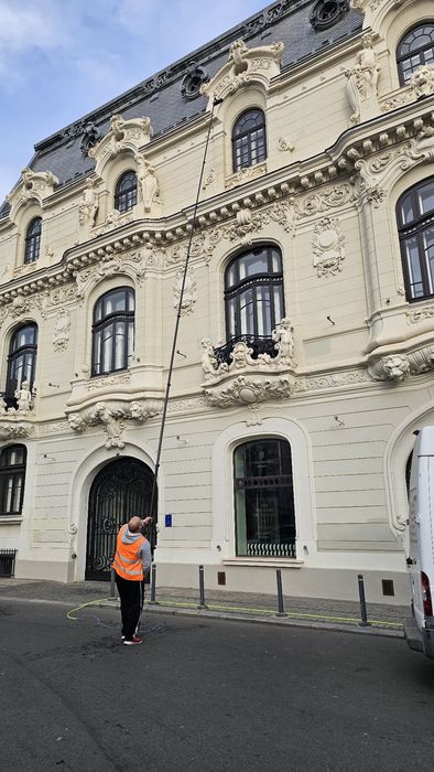 Spalare.,curatare profesionala geamuri la înălțime