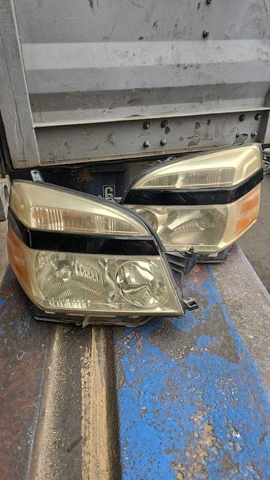 Фары на Toyota Voxy