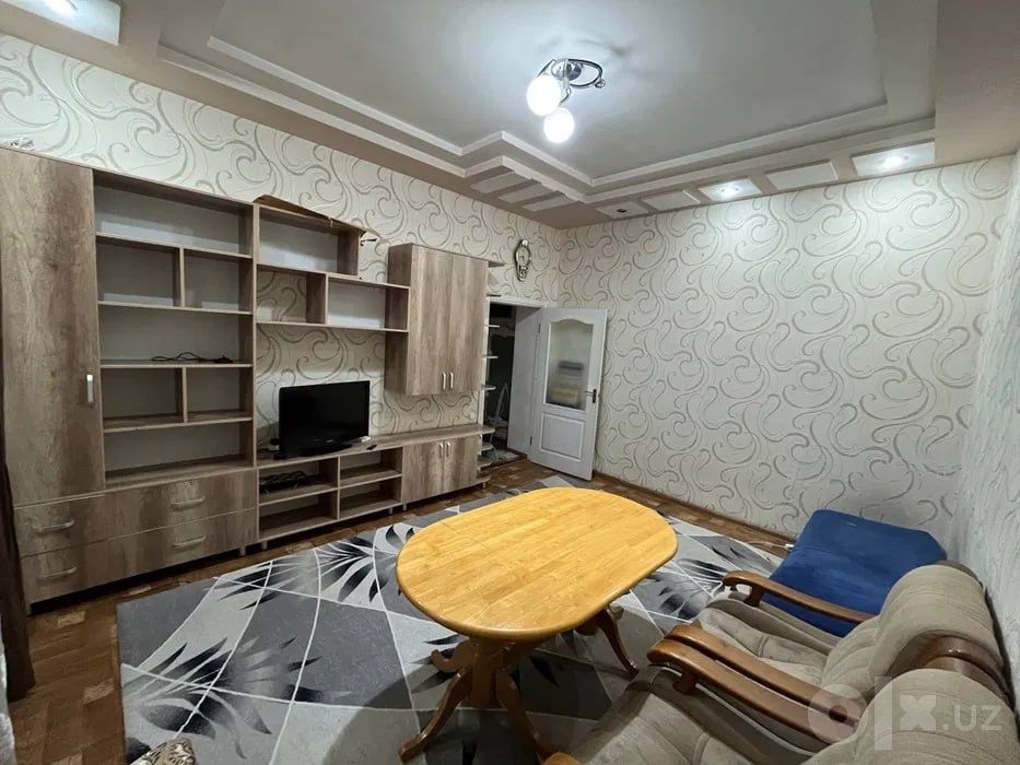 Срочно Продаётся Бобура Высокопотолчка  2/4/4  с мебелью  техникой !