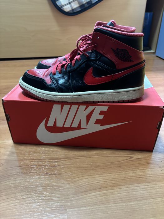Jordan 1 mid black and red