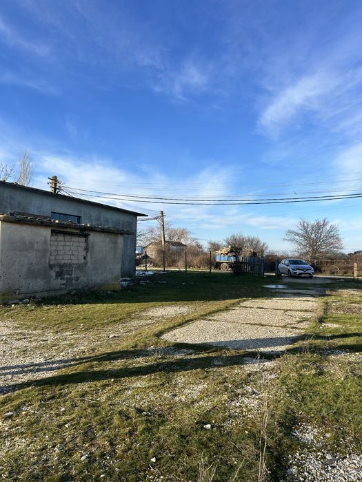 Vand hala cu teren intravilan