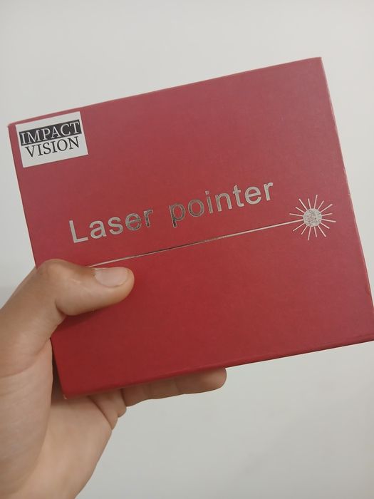Vând laser pointer 300 mW,cu 2 bateri incluse