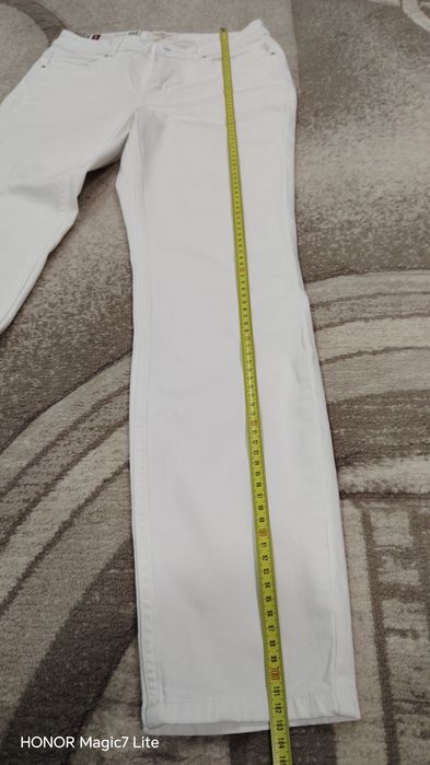 Blugi albi mărimea M ,noi cu eticheta