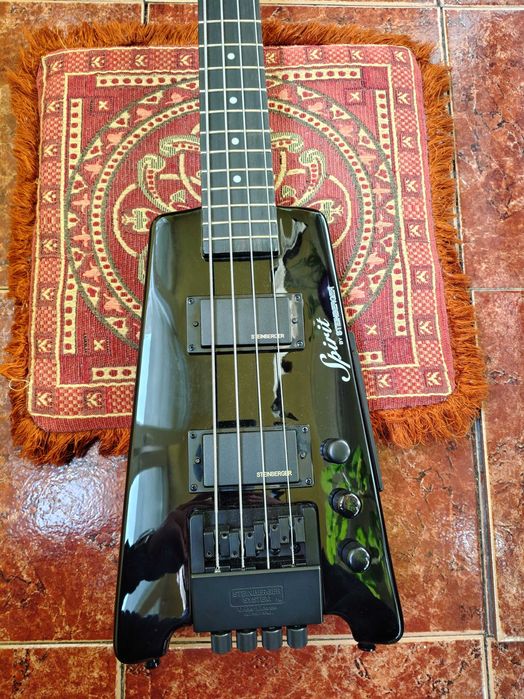 Хедлес бас китара Steinberger