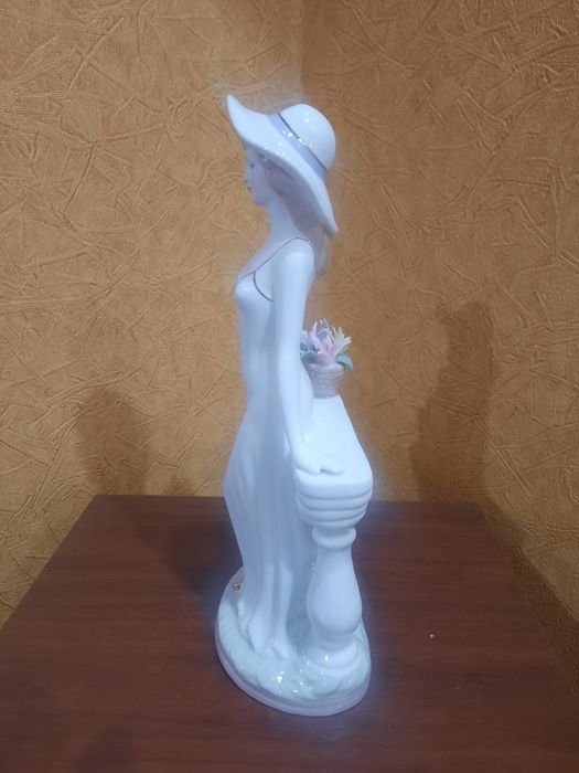 Большая, Фарфоровая статуэтка "Девушка на балконе". В отличном состоян