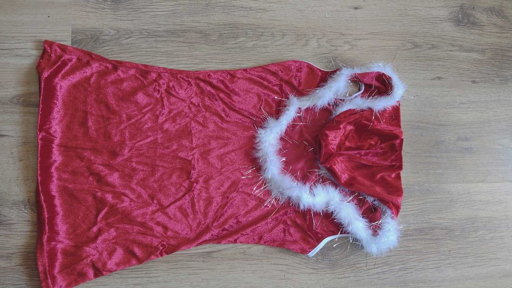 Коледна къса секси рокля-туника, мини размер с пухче и къси ръкавици.