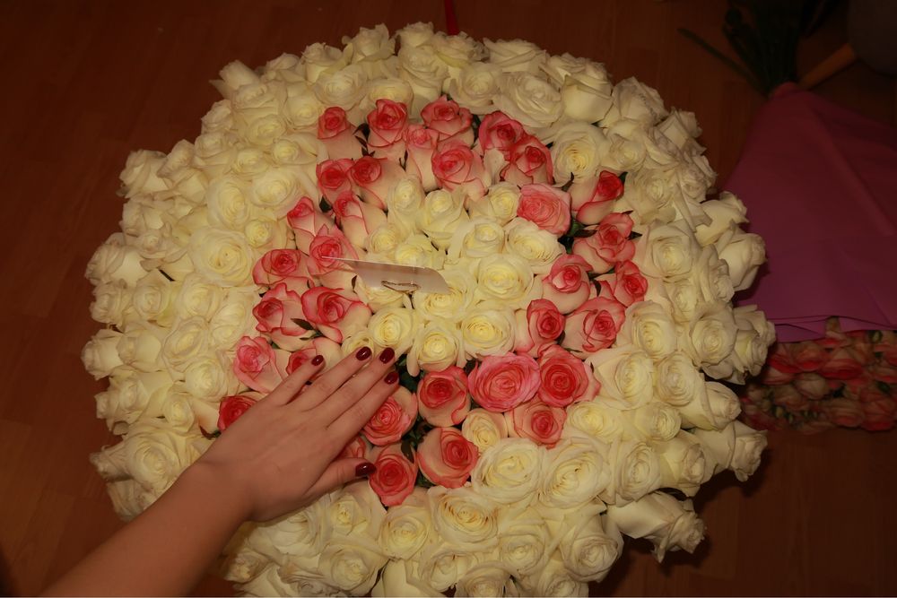 Огромный букет роз с буквой D