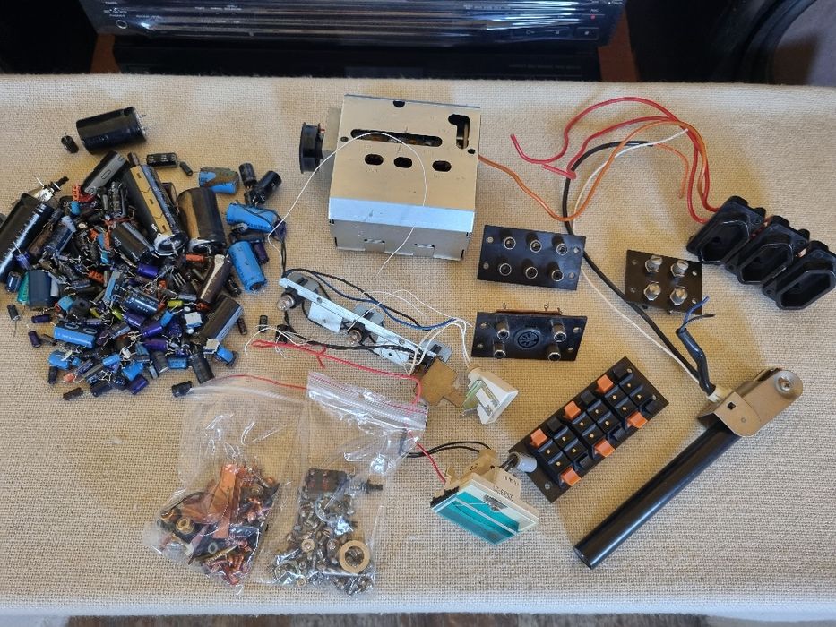 Pachet dif Condensatori, componente Kenwood KR 5200, etc