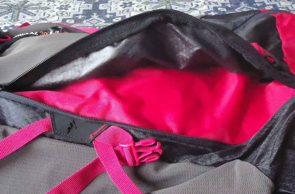 Раници - 2 броя - туристическа и велурена(кадифе)