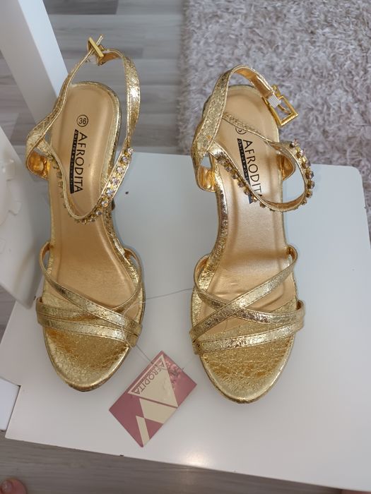 Sandale aurii elegante