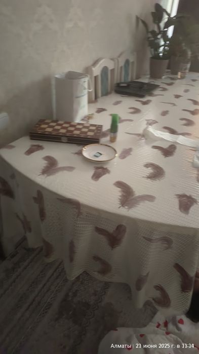 Стол для гостей в гостиную