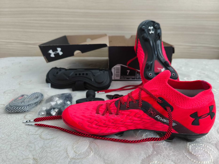 Футболни обувки бутонки Under Armour FORMTRUE; футболни кори BULLDOZER