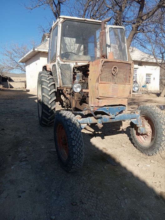 Юмзи трактор сотилади телечко, пуллиг, йер сурадиган лапатклари билан