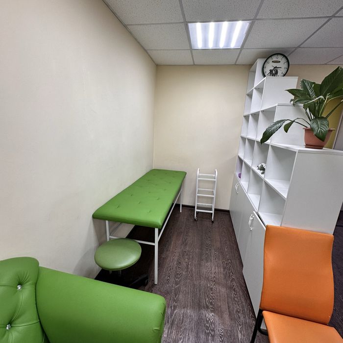 Сдаеться кушетка в студии красоты