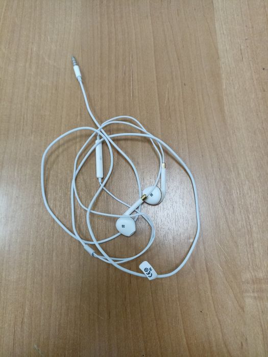 Наушник проводной