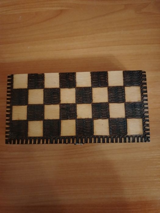 Шах, дървена кутуя