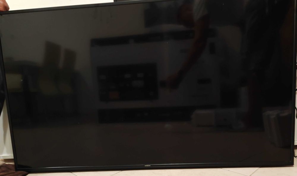 Продавам 55" Smart телевизор Hitachi 55hak5350 (дефектен дисплей)