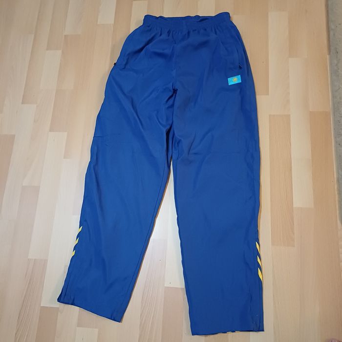 В продаже спортивнвй костюм