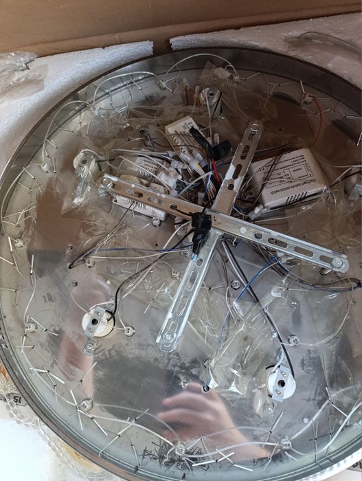 Продаеться полоточная люстра