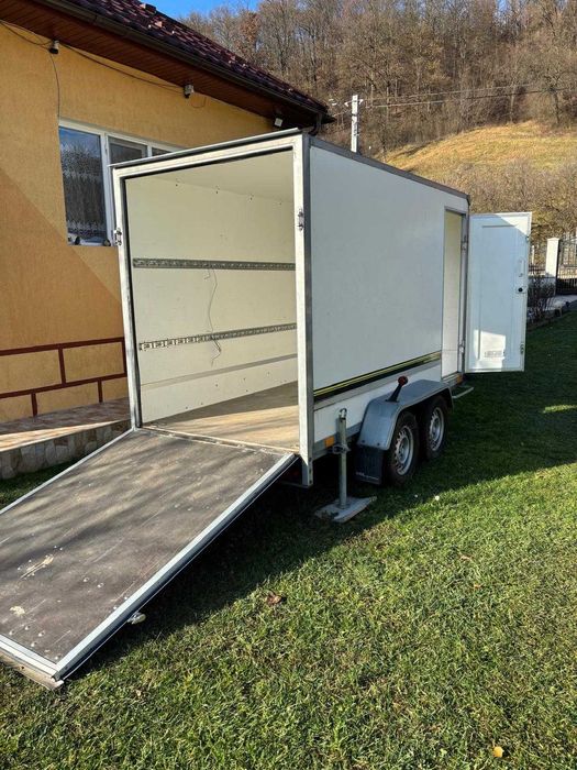 Remorca 3m Lungime.   1,5m Latime.   1.8m Inaltime