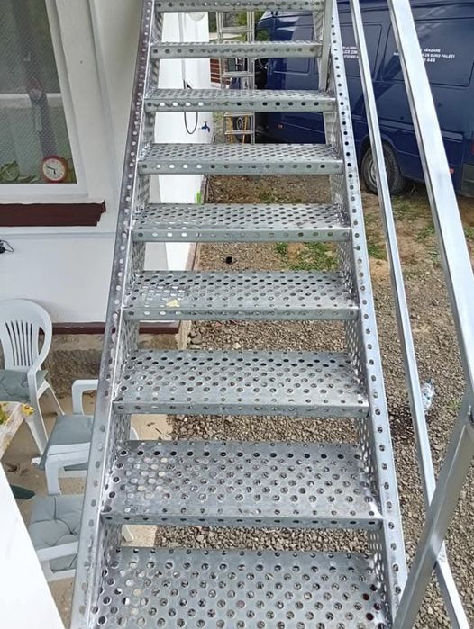 Vând scarii metalice galvanizate la ce mai mica preț din România