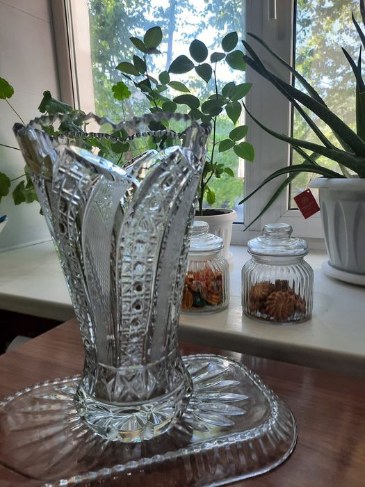 Продам хрустальную вазу