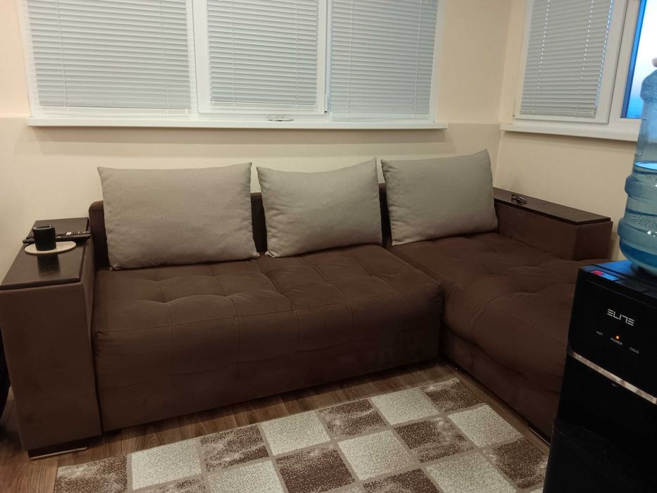 Диван с две табуретки