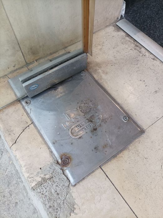 Ремонт на стъклени врати и подови механизми Варна