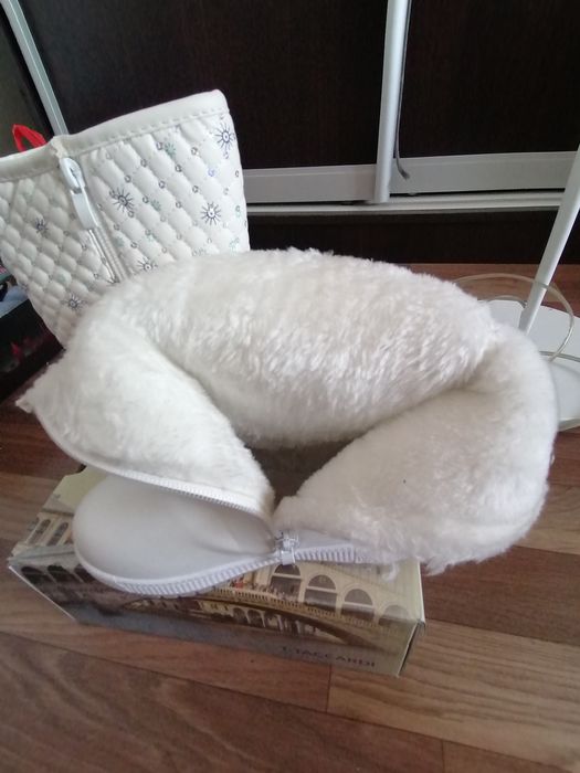 Продам детские красивые сапоги