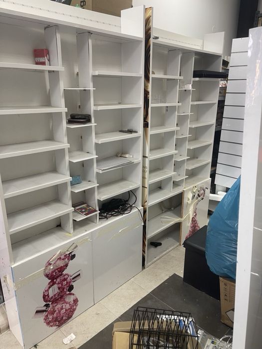 Щанд / Витрина бял ПДЧ със засветяване