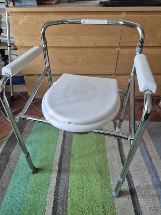 Scaun cu toaleta pt persoane cu dizabilitati