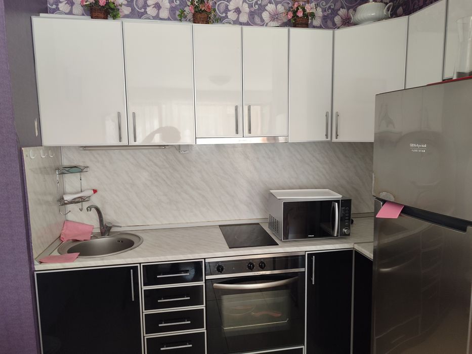 Продавам малко използвана ъглова кухня с дължина 235 + ъгъл 5