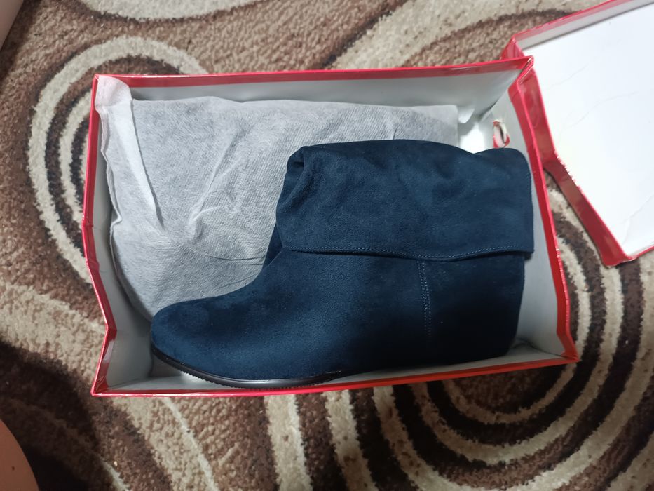 Зимние сапоги на плоской подошве